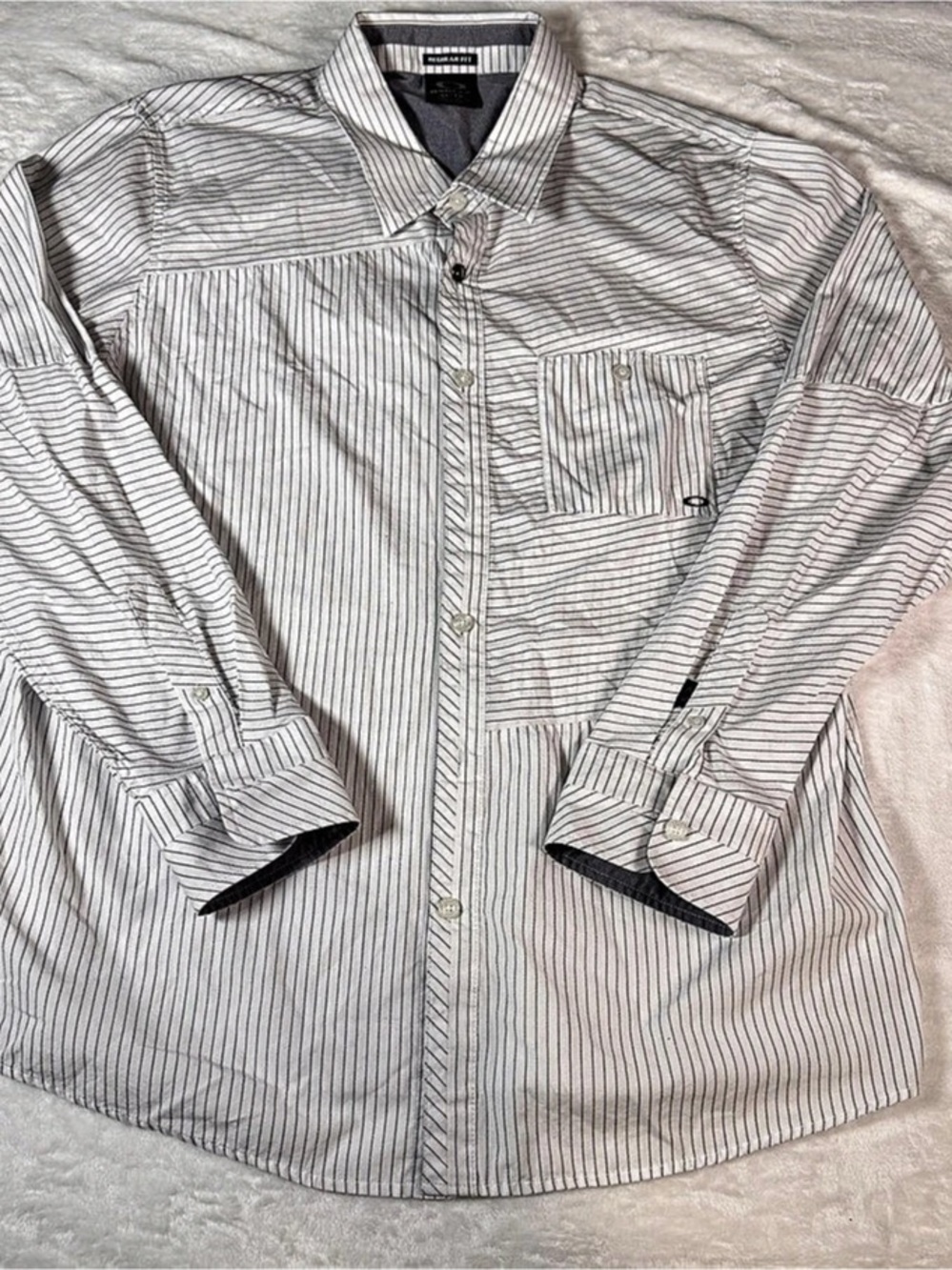 Oakley Men’s XL Regular Fit Long Sleeve Button Up Shirt White Gray Stripe Pocket
